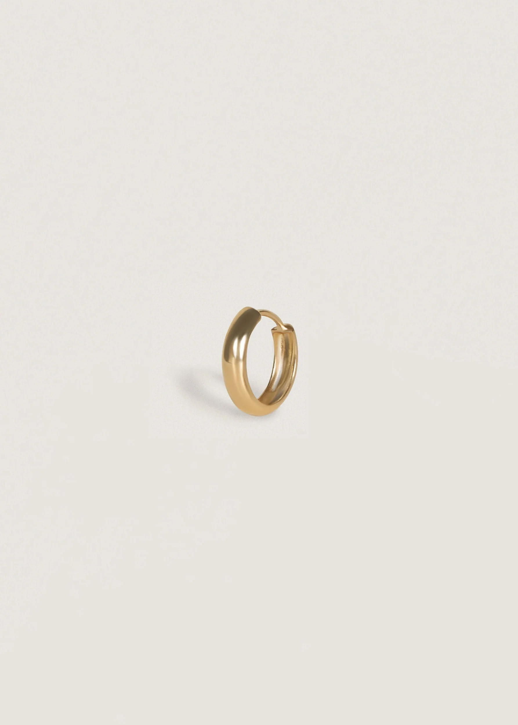 Kinn - Classic Huggie Earrings - Image 4
