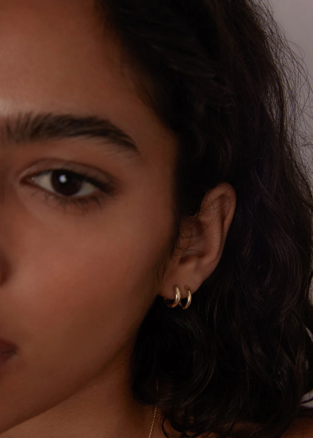 Kinn - Classic Huggie Earrings - Image 5