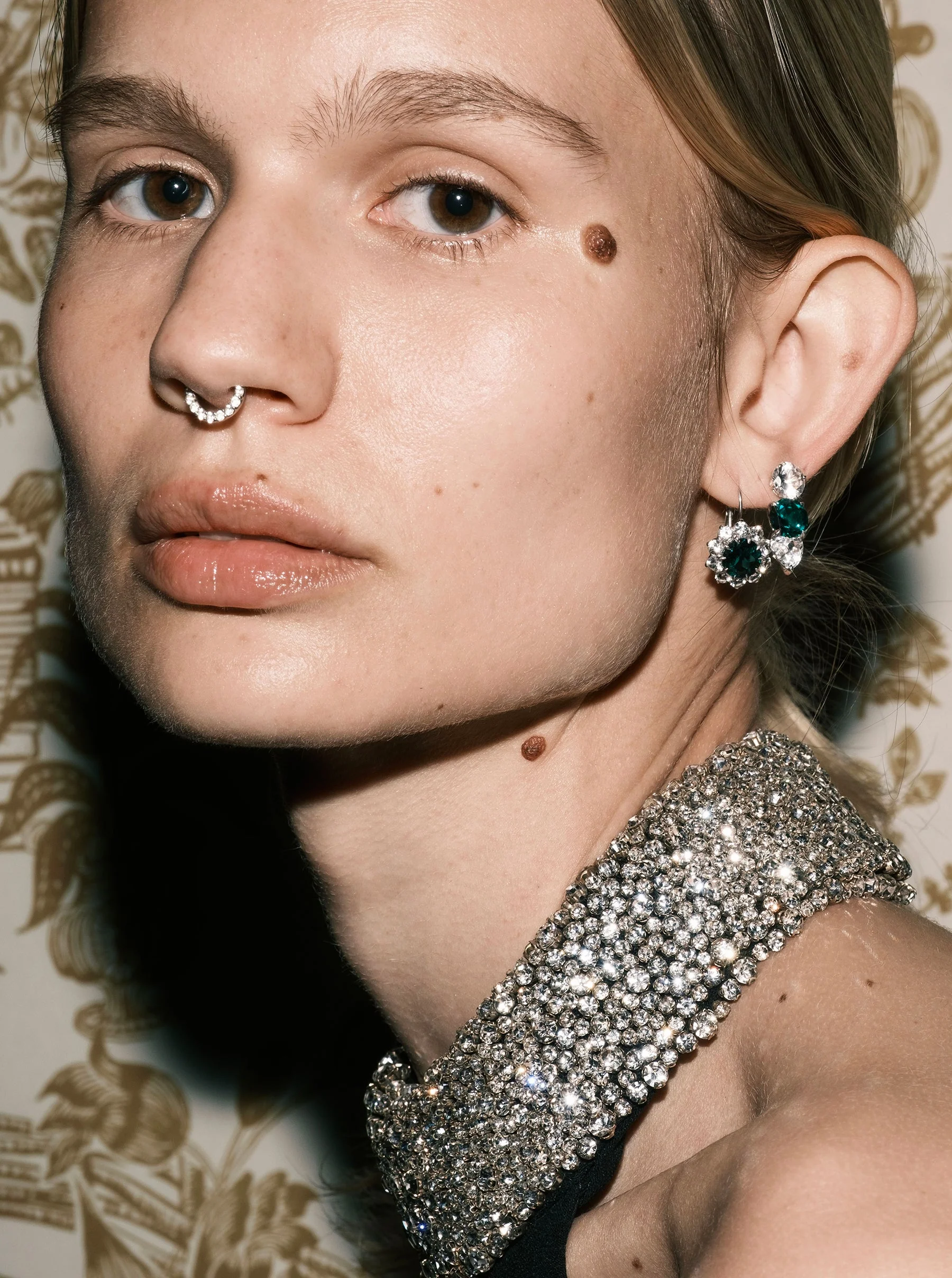 Dorsey - GWEN EARRINGS IN LAB EMERALD - Image 3