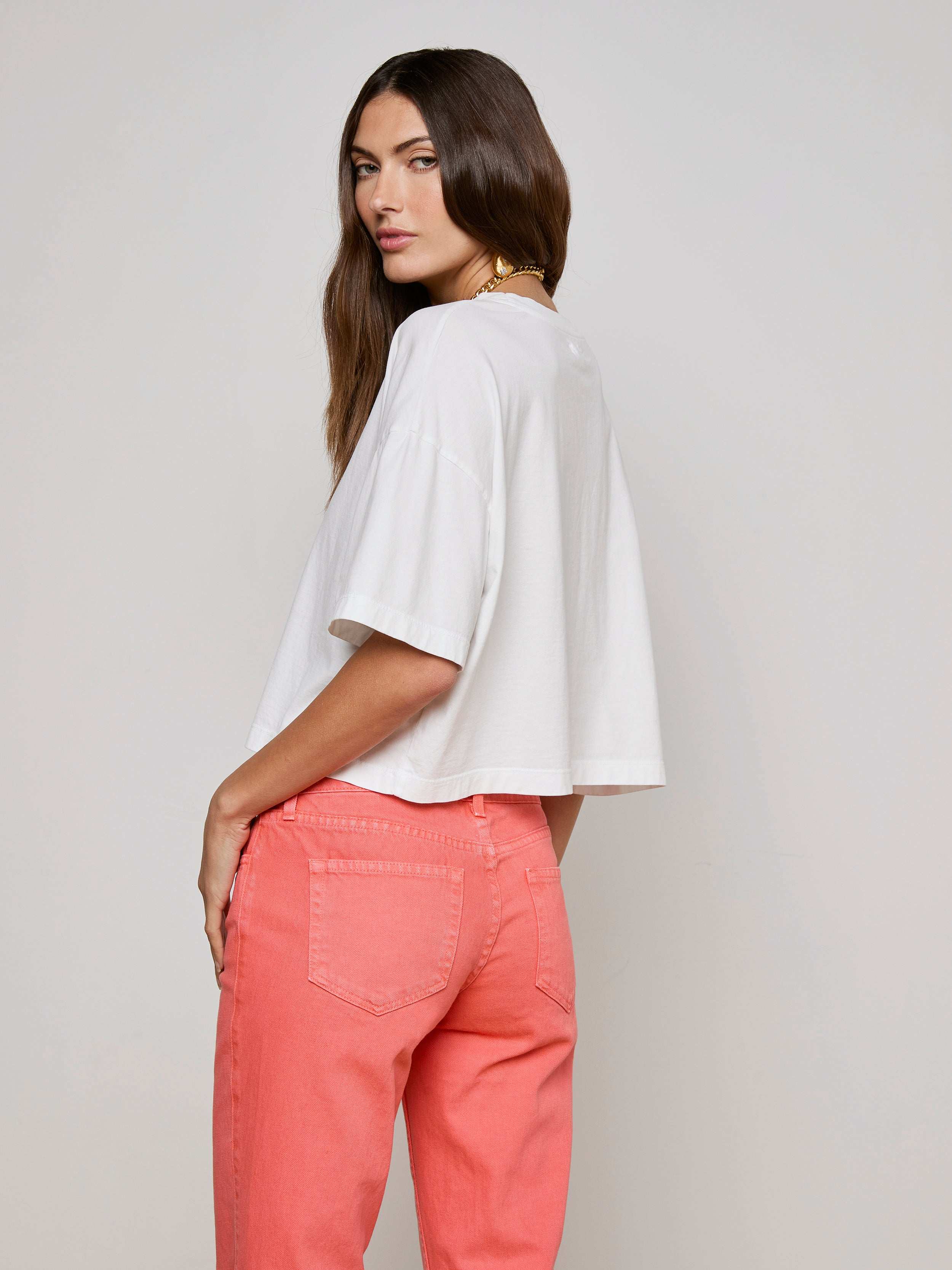 L'AGENCE - Daria Oversized Cropped Tee - Image 4