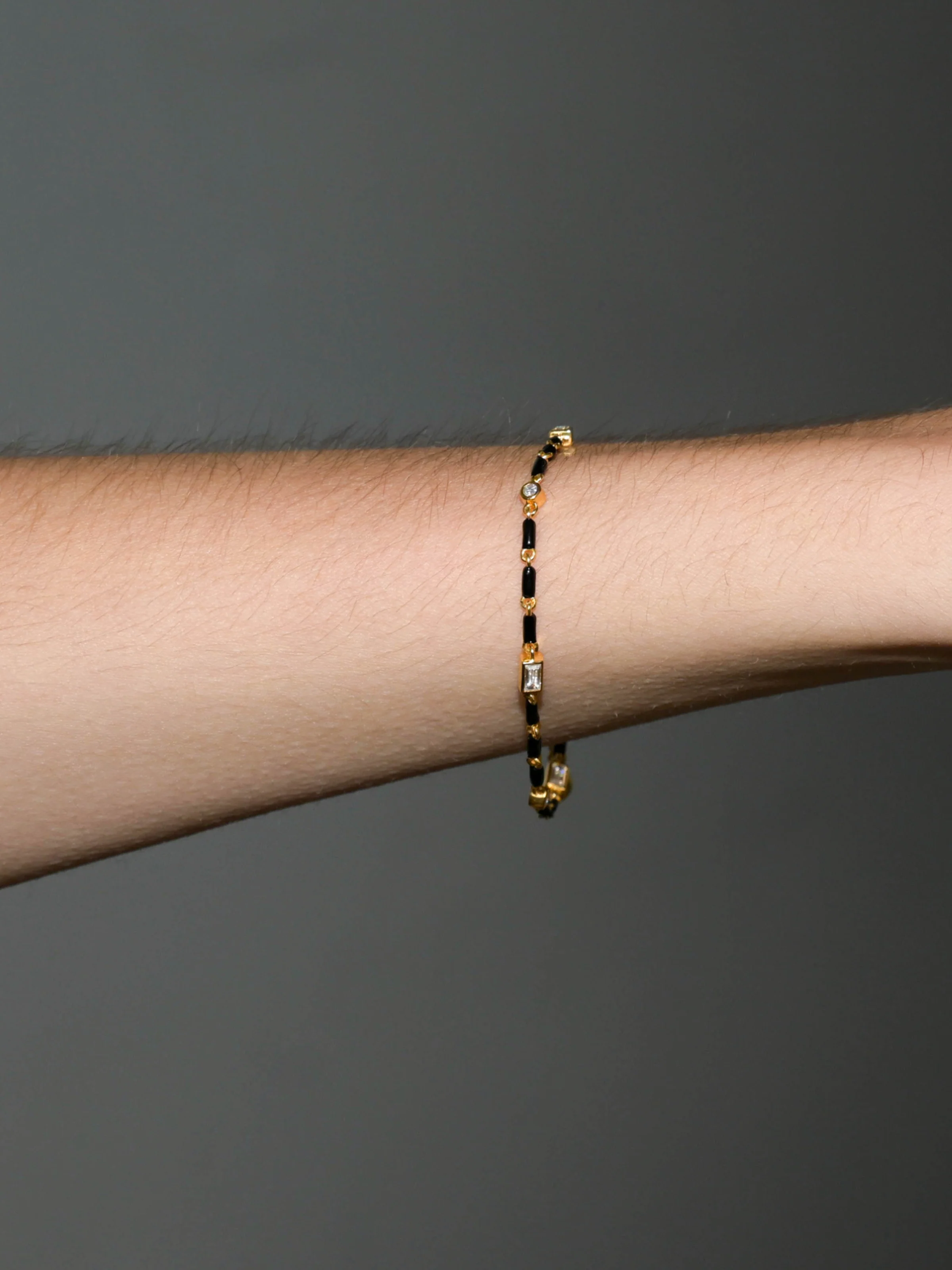 Dorsey - ENAMEL MOISSANITE BRACELET IN NOIR, 18K GOLD VERMEIL - Image 2