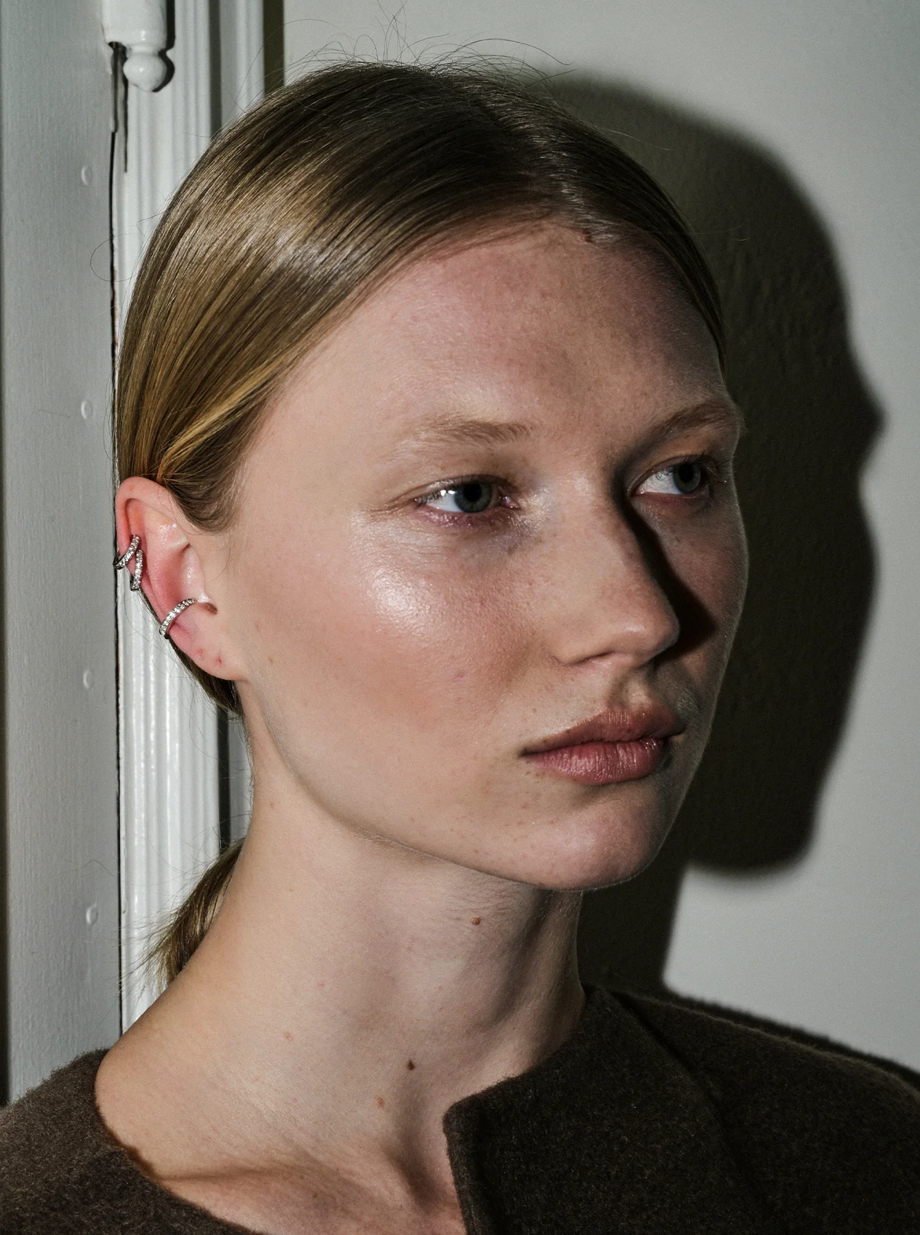 Dorsey - HINGED SINGLE ROW LAB WHITE SAPPHIRE EAR CUFF, GOLD - Image 4