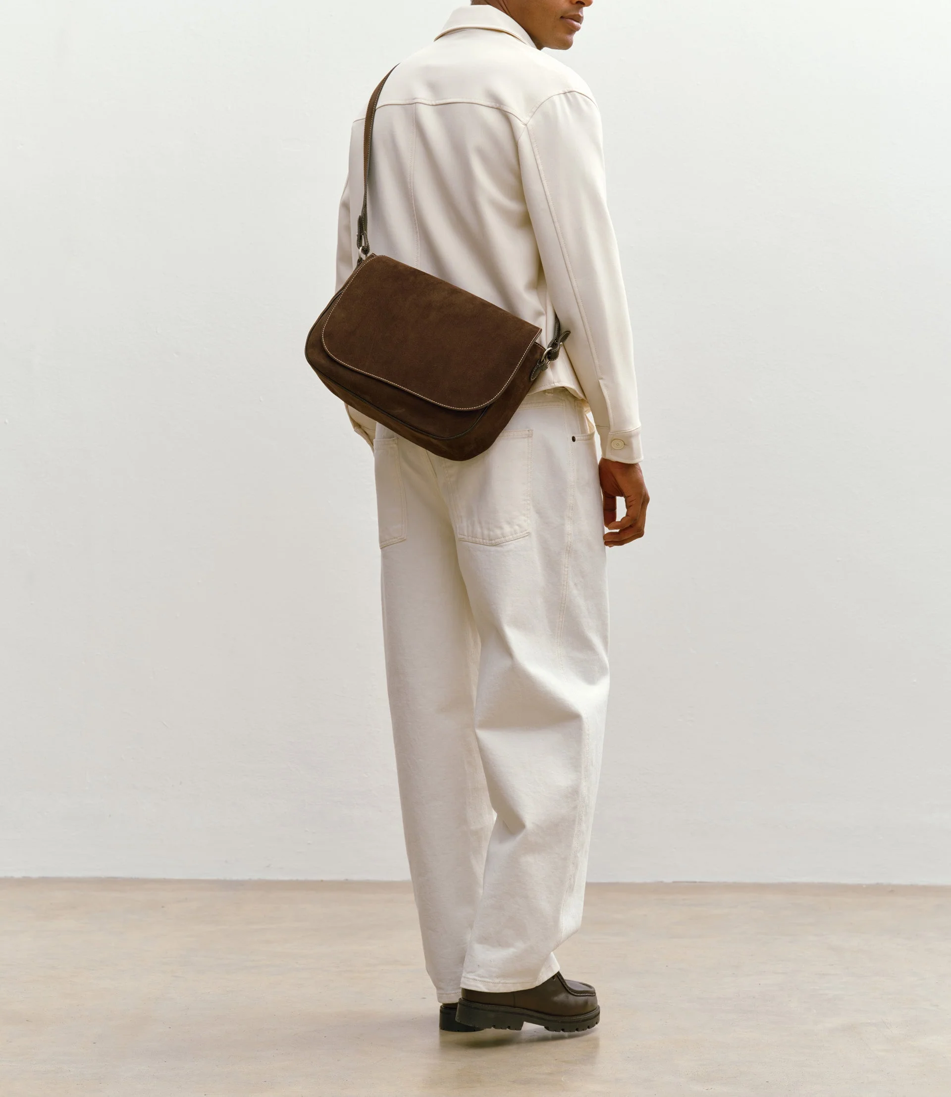 Metier - Hunter Messenger Suede Chocolate - Image 2
