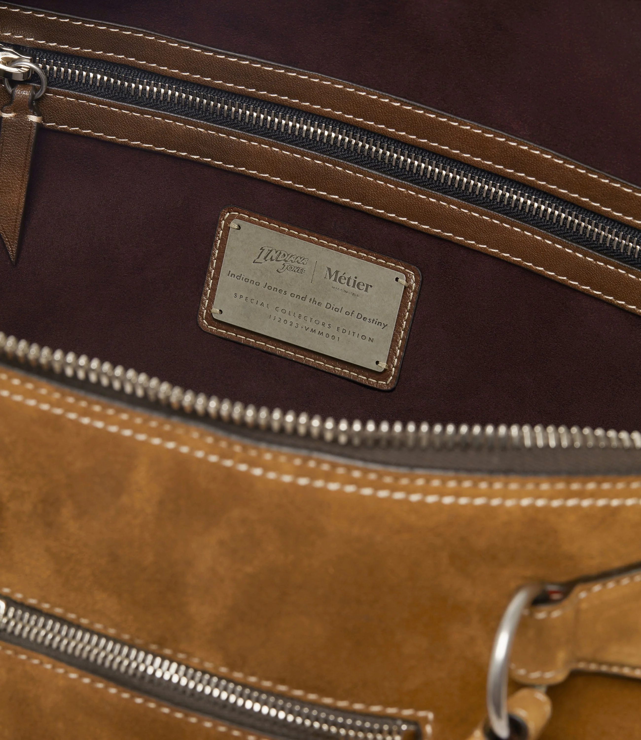 Metier - INDIANA JONES™ Vagabond Messenger Marrakech Suede - Collector’s Edition 1/10 - Image 6