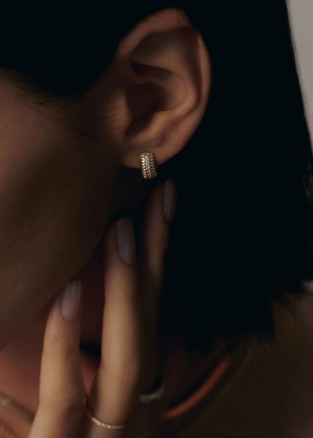 Kinn - Solis Ribbed Pavé Diamond Hoop Earrings - Image 2