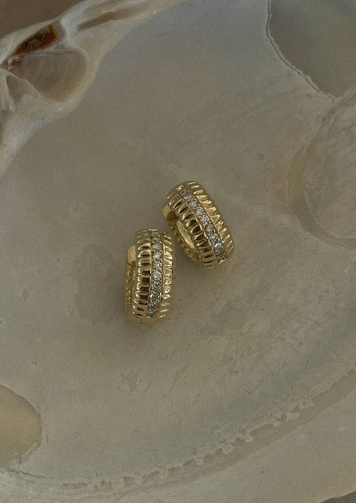 Kinn - Solis Ribbed Pavé Diamond Hoop Earrings - Image 4