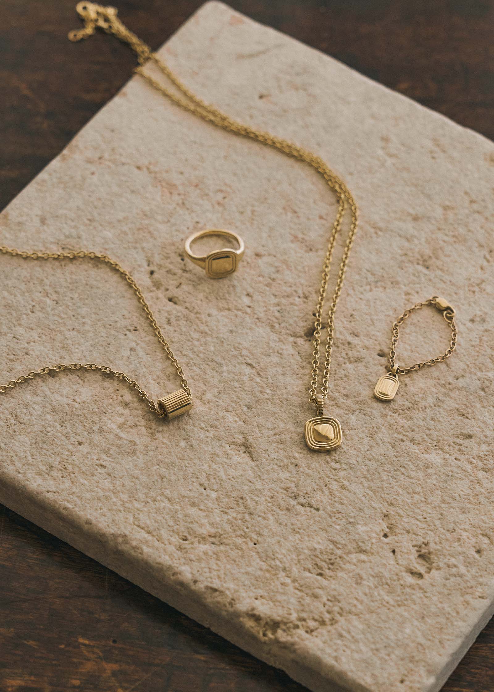 Kinn - The Estate Watch Charm Yellow Gold - Image 3