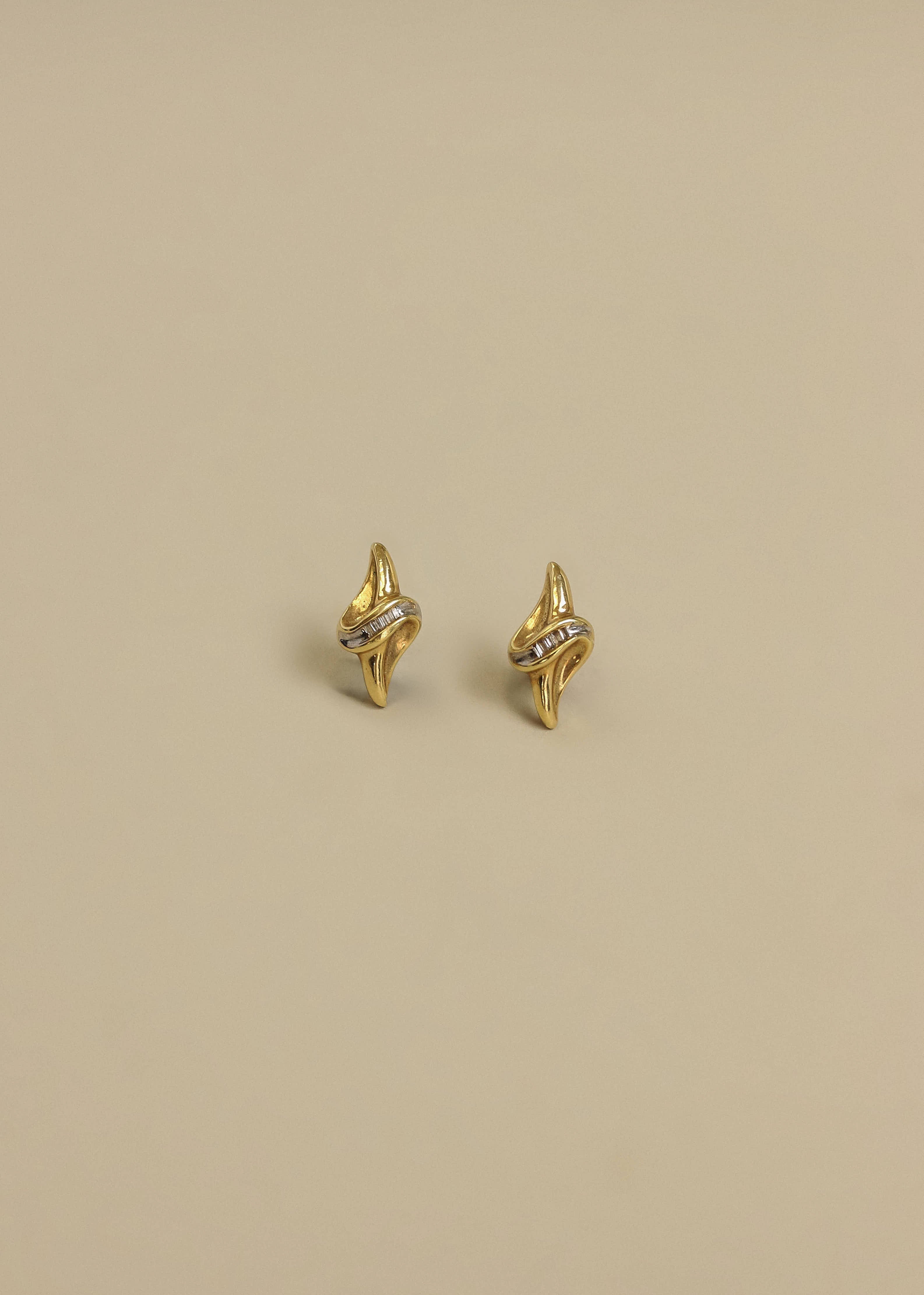 Kinn - Vintage 18k Croissant Diamond Earrings