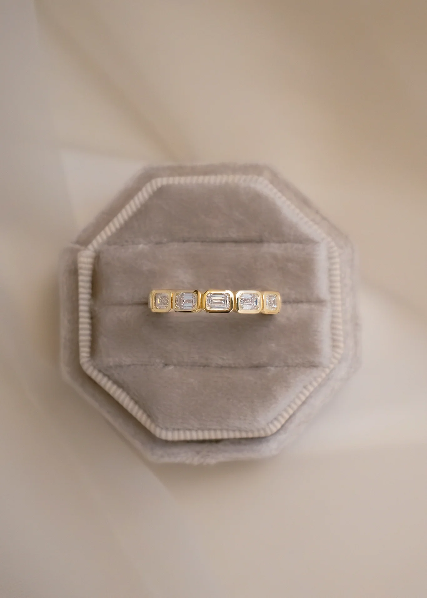 Kinn - Marianna Emerald Diamond Bezel Ring - Image 3