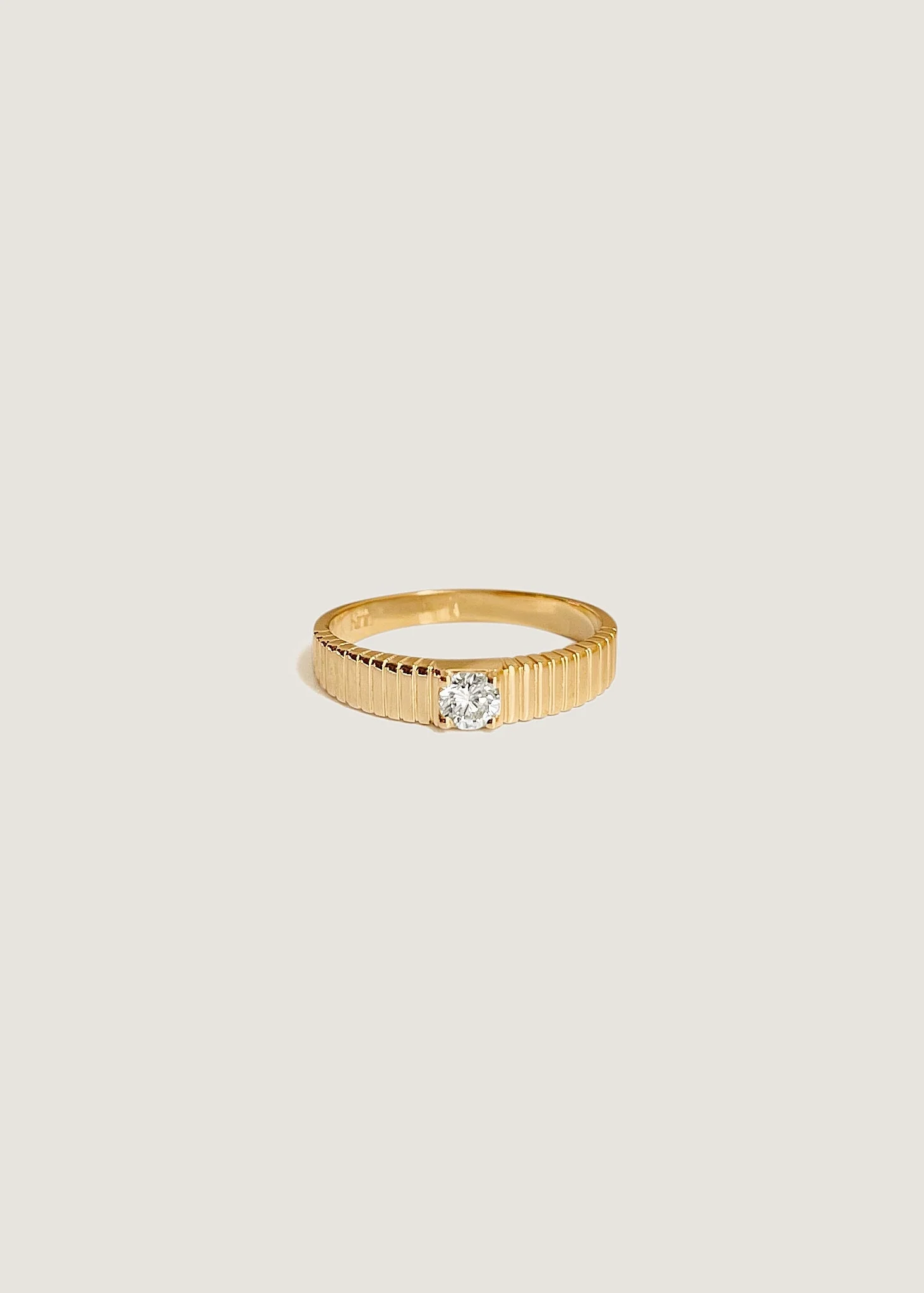 Kinn - Petite Classic Solis Ribbed Ring Diamond