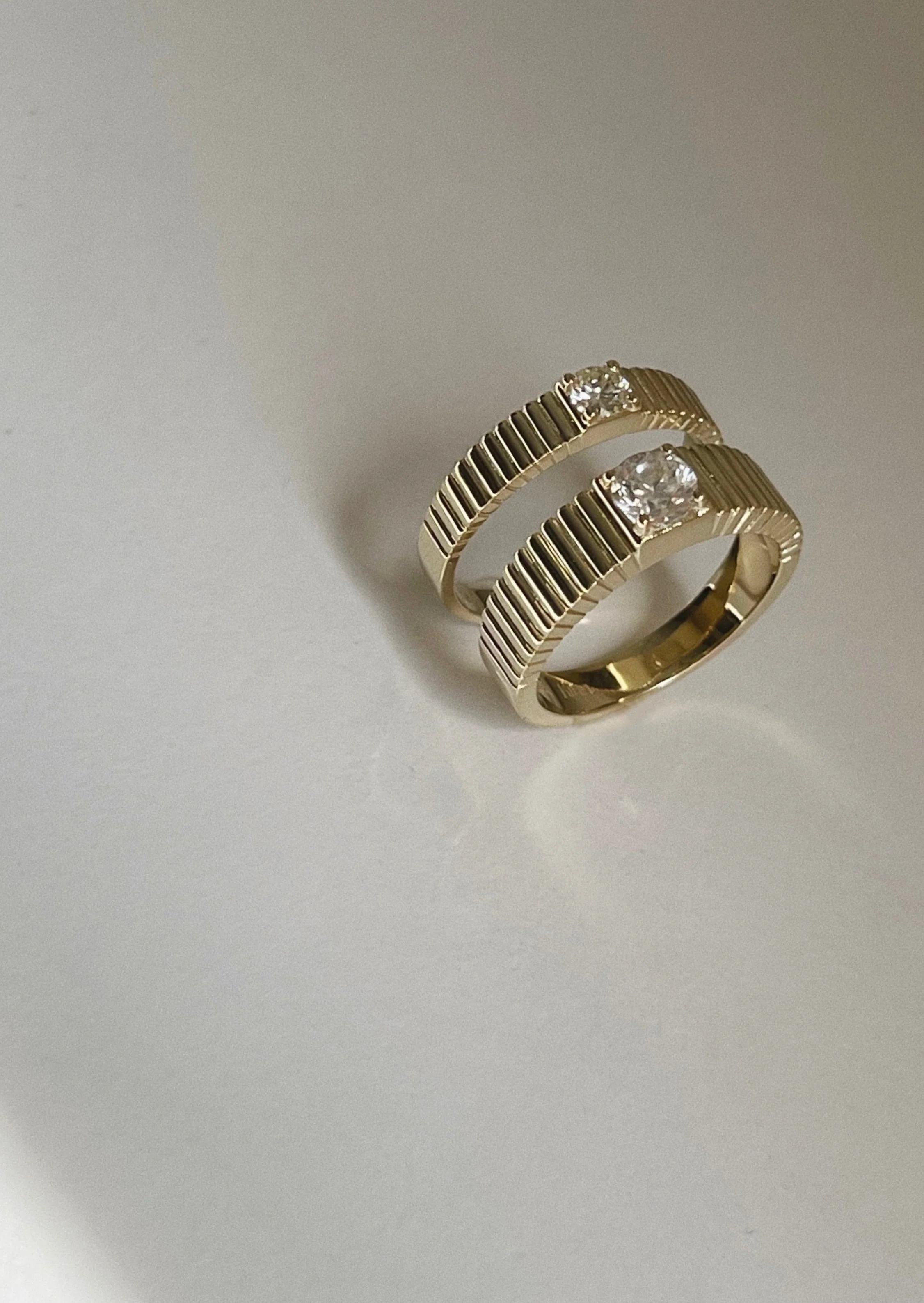 Kinn - Petite Classic Solis Ribbed Ring Diamond - Image 3