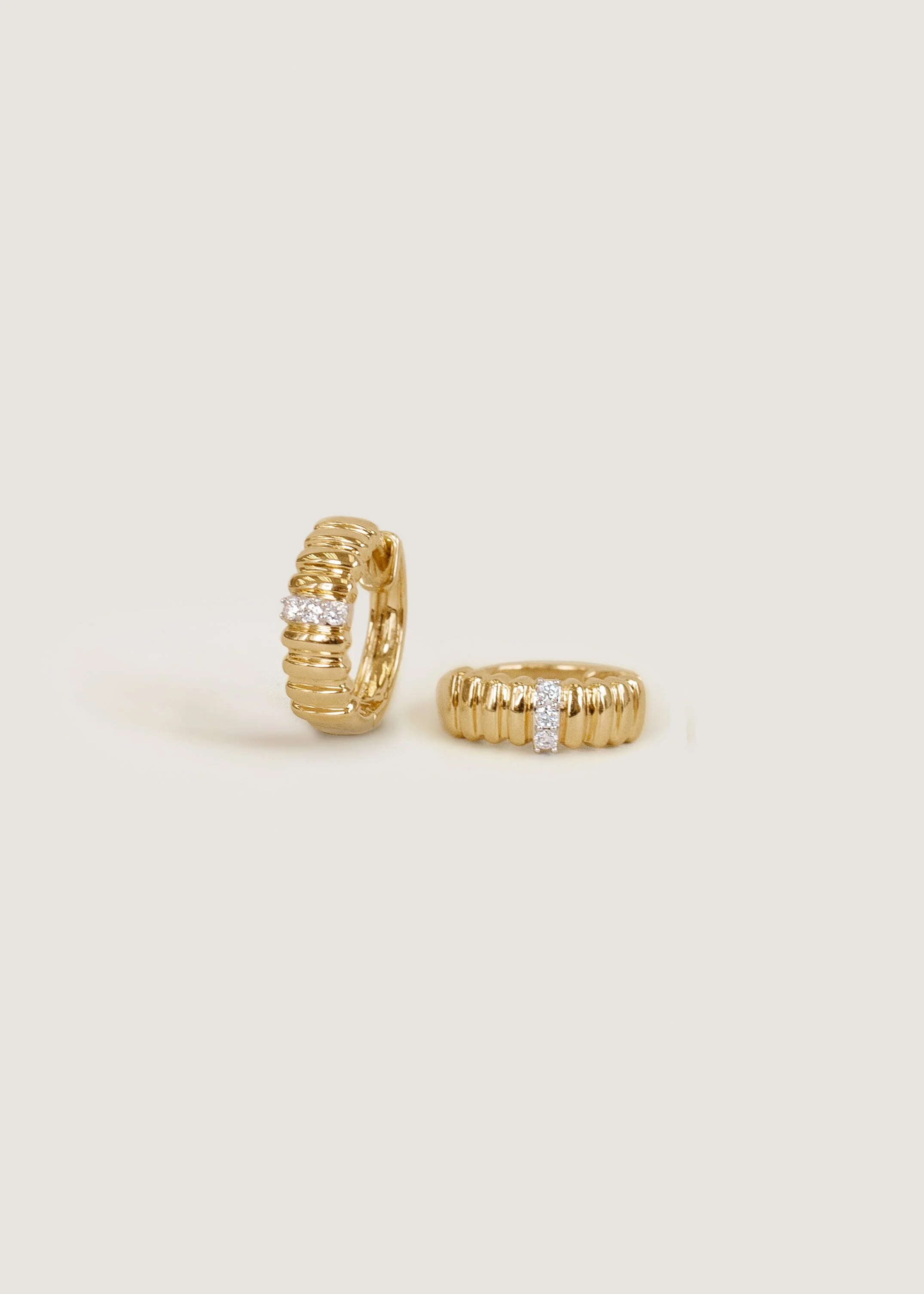Kinn - Solis Ribbed Three Diamond Hoop Earrings
