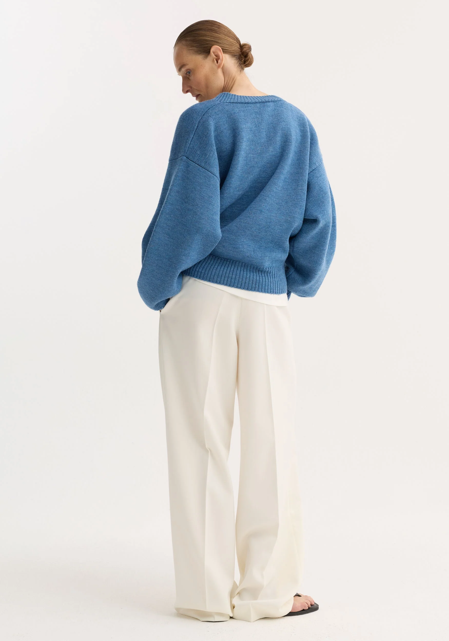 ROHE - V - neck knitted jumper | denim blue melange - Image 4