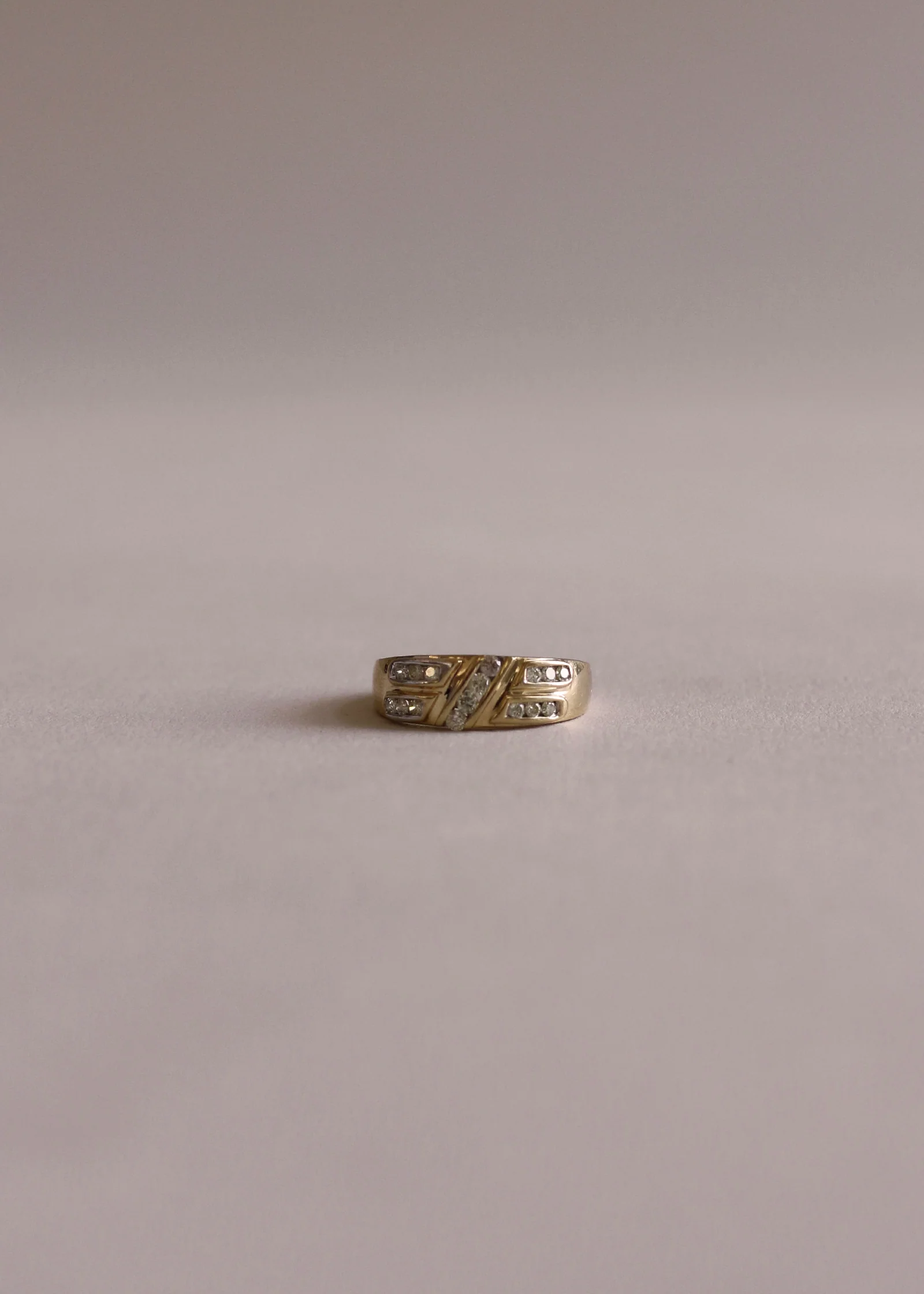 Kinn - Vintage Diagonal Channel Diamond 14k Ring - Image 3